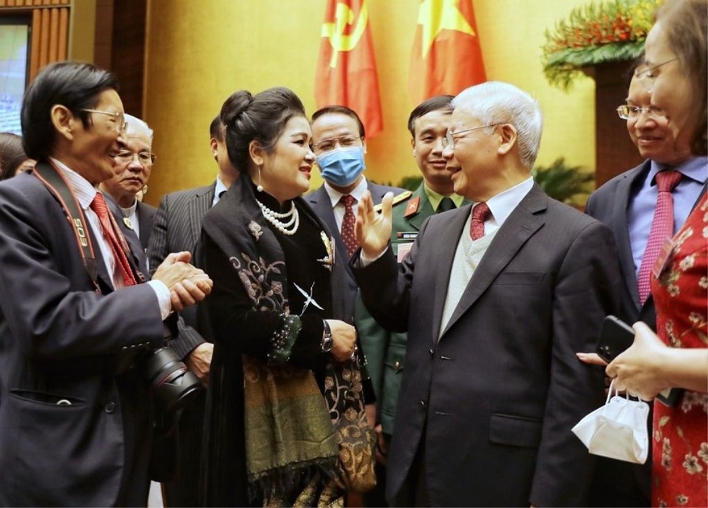 阮富仲总书记与出席开展、落实党“十三大”《决议》全国文化大会的代表们。