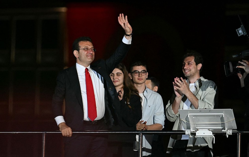 伊斯坦布尔市长、主要反对党共和人民党候选人埃克雷姆‧伊马姆奥卢(左)与支持者。（图：AFP）
