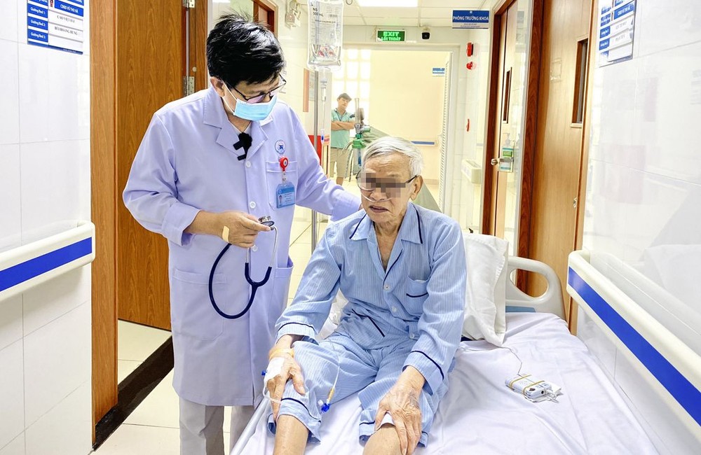吴世煌医生为一位住院就医的大爷诊断疾病。