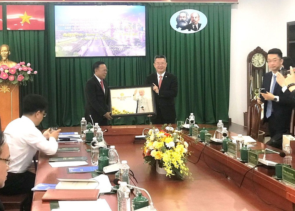守德市委书记阮友协向中国广东省广州市黄埔区代表团赠送纪念礼物。