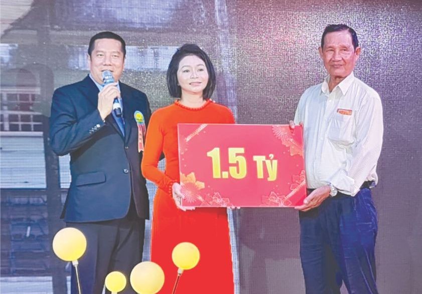 陈南北伉俪捐赠15亿元给珠洋培青学校筹委会。