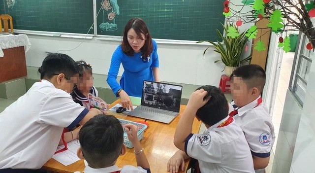 陈氏怀仪教师辅助各名学生，其中有融入学生。