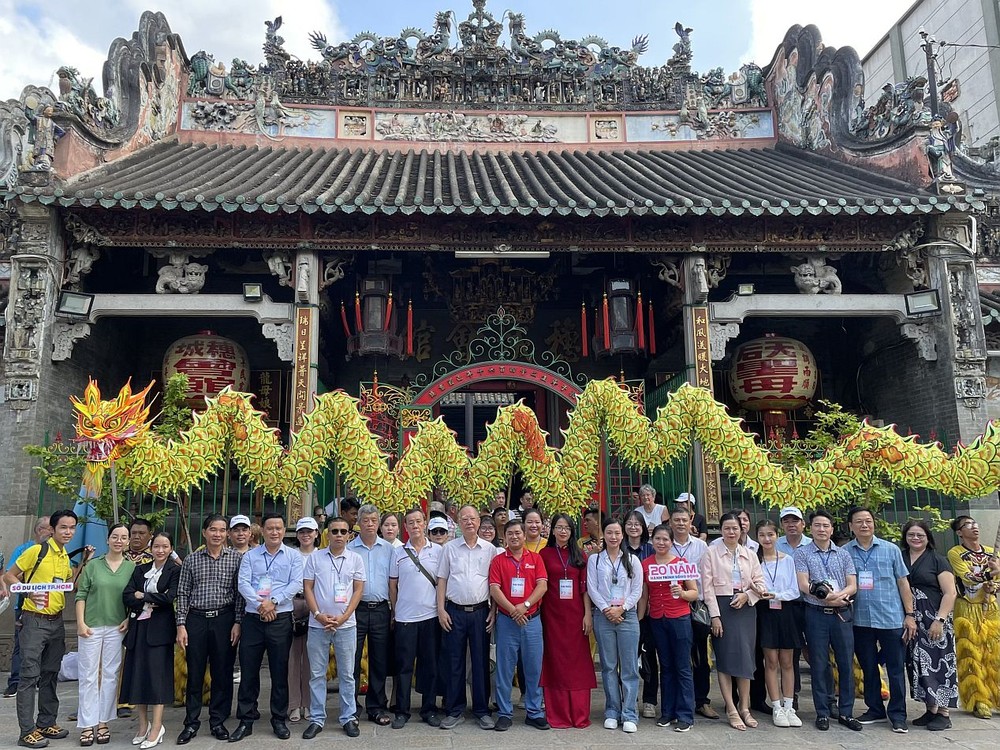 穗城会馆理事长卢耀南、诸位理事成员与各省市旅遊代表团合照留念。