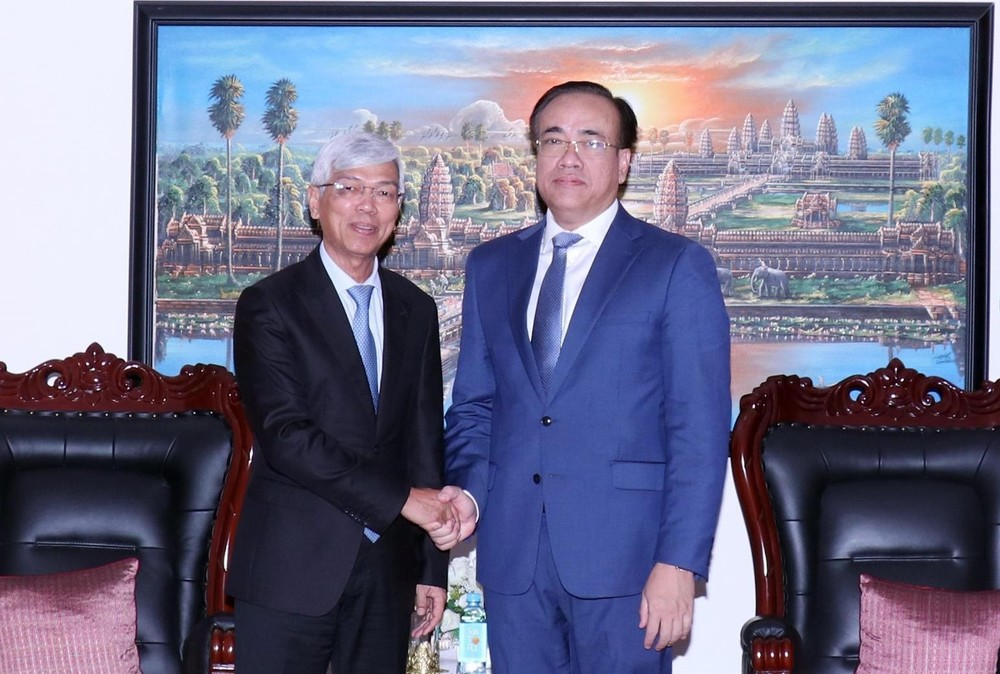 市人委会副主席武文欢（左）与柬埔寨驻本市总领事陈索里坎（Chan Sorykan）握手合影。（图：越通社）