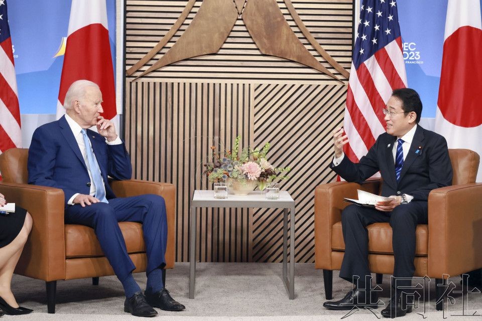 图为2023年11月在美国旧金山，日本首相岸田文雄（右）与美国总统拜登举行会谈。（图：共同社）