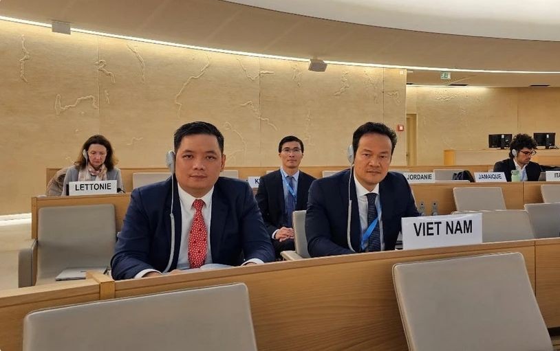 越南常驻联合国、世界贸易组织及瑞士日内瓦其他国际组织代表团团长梅潘勇大使（右）。（图：越通社）