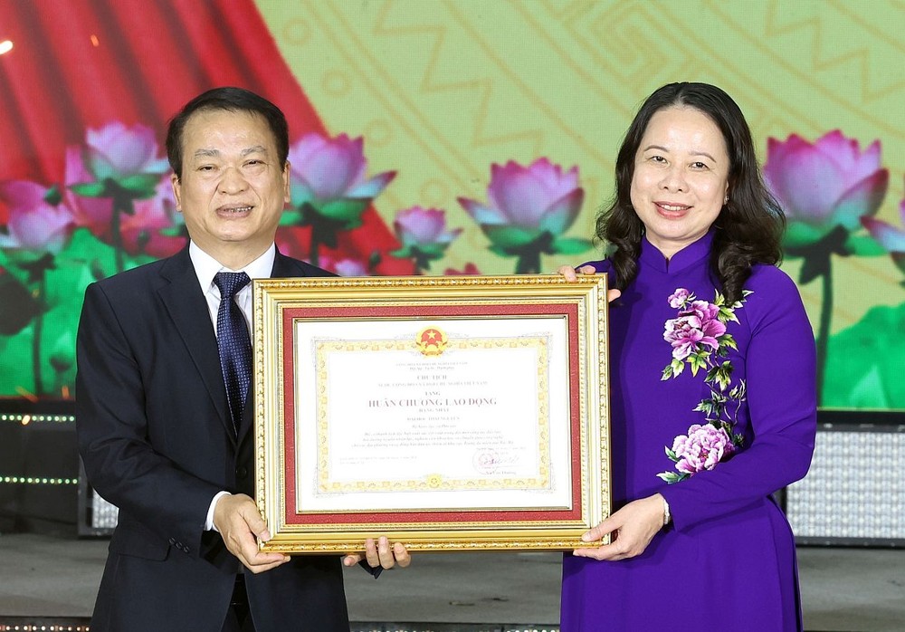 国家代主席武氏映春向太原大学授予一等劳动勋章。（图：统一）