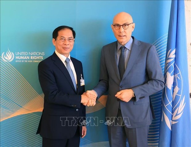 越南外交部长裴青山与联合国人权事务高级专员沃尔克·图尔克（Volker Turk）。（图：越通社）