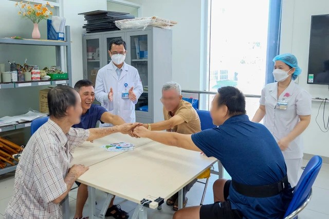 病人在安平医院进行“中风后言语治疗康復交际能力”治疗。