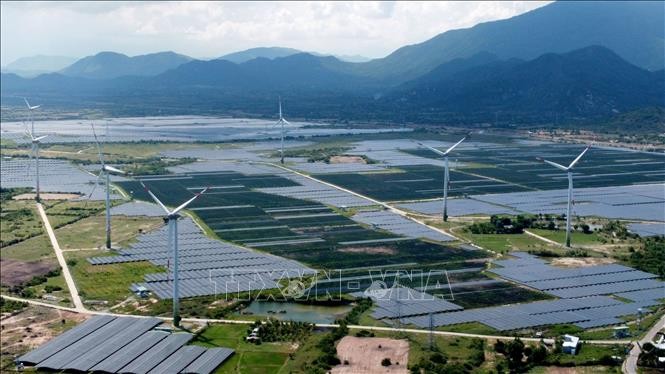 宁顺省顺南县的风力与太阳能混和发电厂组合。