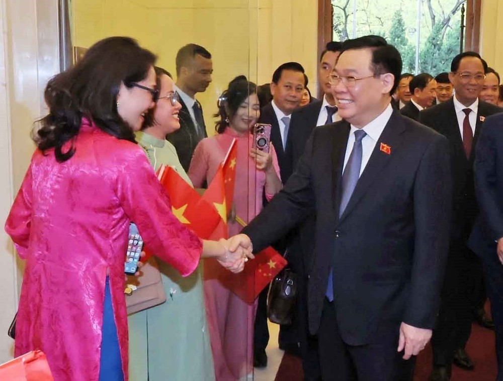 国会主席王廷惠探望越南驻中国大使馆干部。（图：越通社）