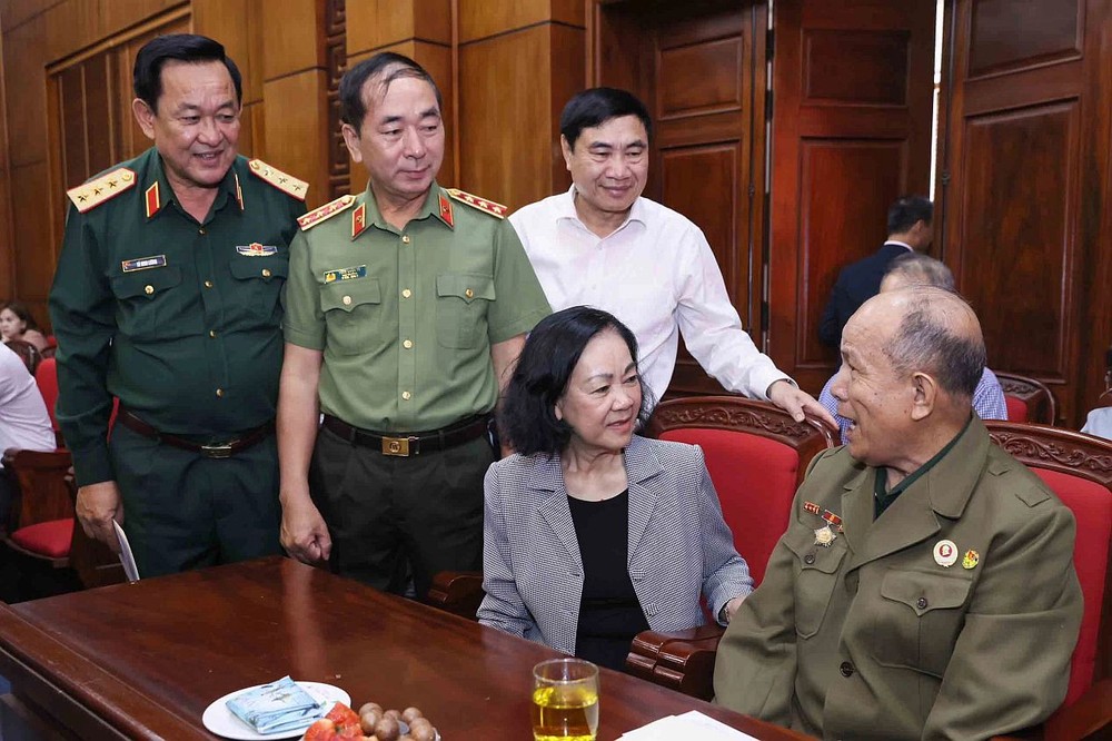 党中央书记处常务书记张氏梅探望慰问奠边战士。