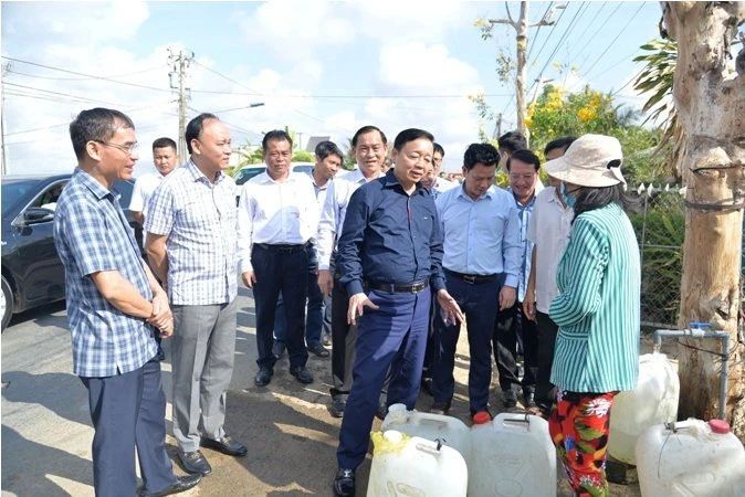 陈红河副总理瞭解当地民众用水情况。（图：成仁）