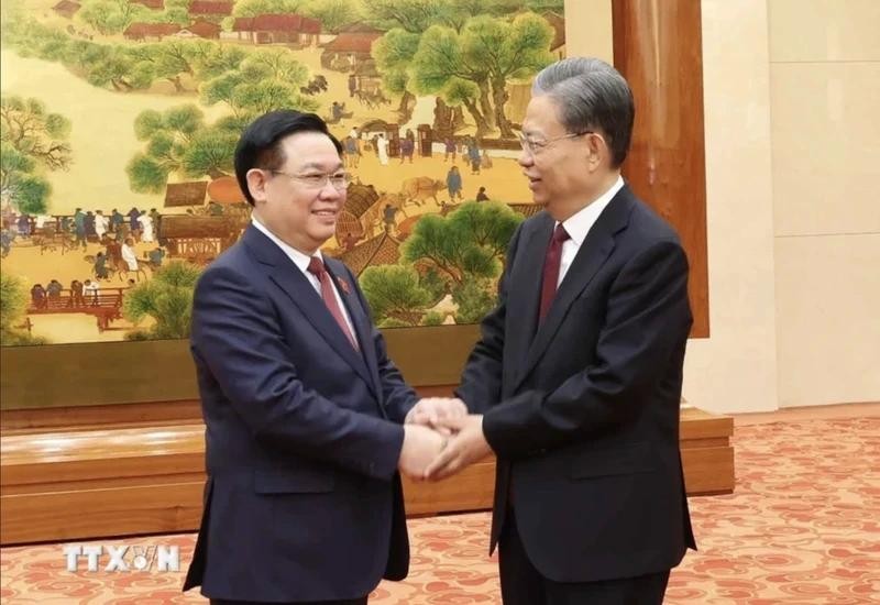 越南国会主席王廷惠（左）和中国全国人大常委会委员长赵乐际。（图：越通社）