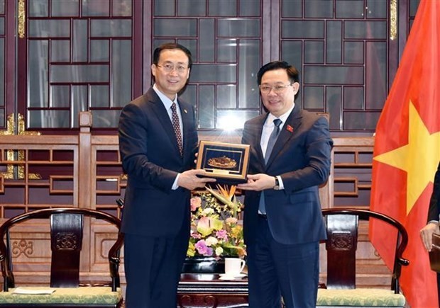 越南国会主席王廷惠（右）向中国交通建设集团有限公司领导赠送纪念品。（图：越通社）