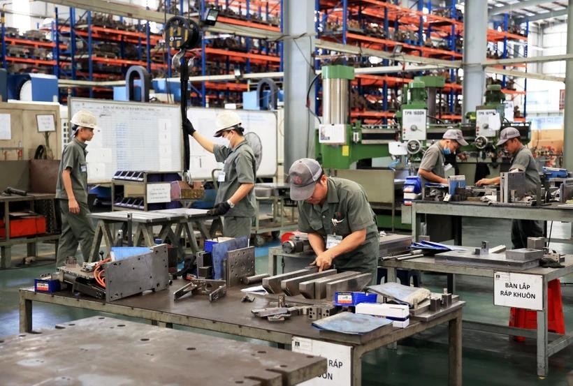 工人在同奈省展邦县江田工业区的全球动力机械公司工作。（图：越通社）