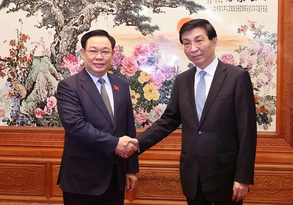 越南国会主席王廷惠回见中国全国政协主席王沪宁。（图：越通社）