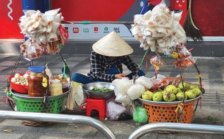 小贩在人行道、马路上摆放货物。