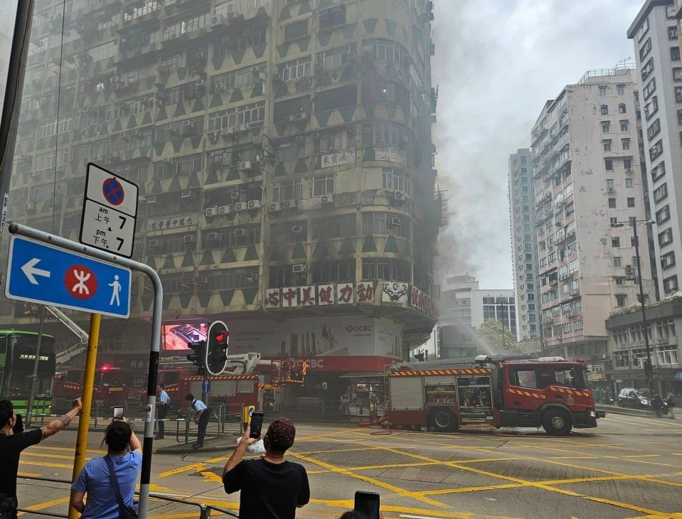 大厦一楼的健美中心窗户被烧至乌黑。（图：HKFP）
