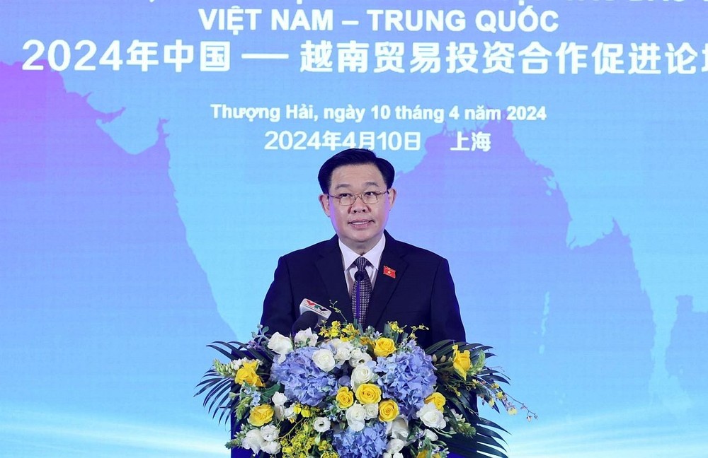 越南国会主席王廷惠出席促进越中投资贸易合作政策法律论坛。（图：越通社）
