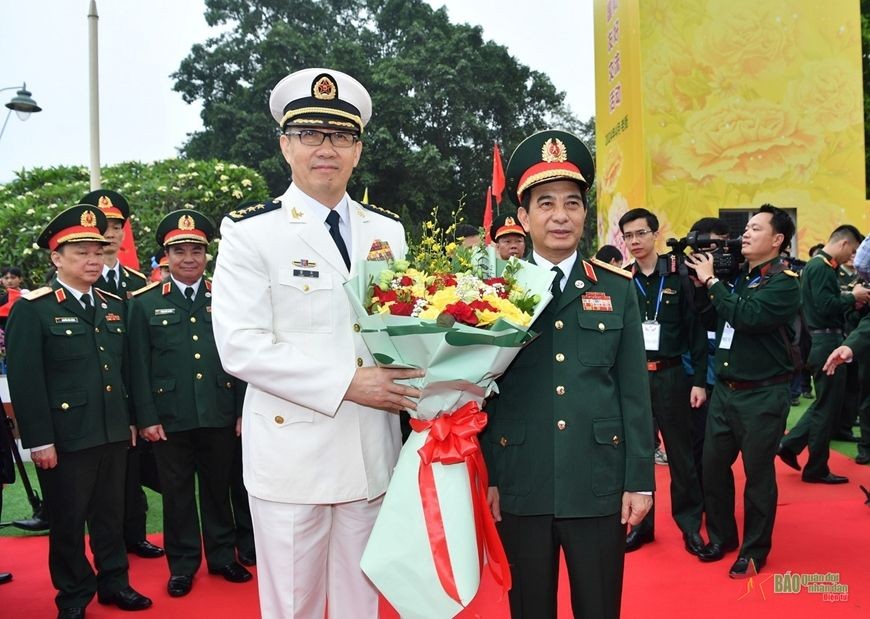 越南国防部长潘文江大将和中国国防部长董军上将。（图：人民军队报）