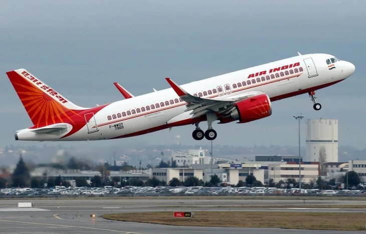 印度航空的一架客机正在起飞。（图：Zee Business）