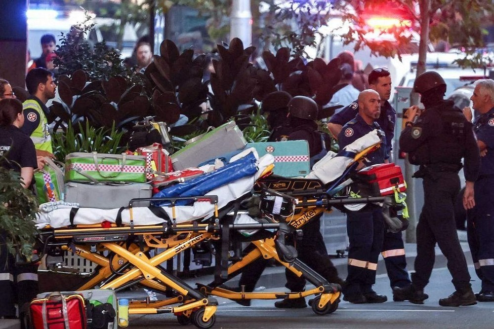 13日在澳大利亚悉尼的西田邦迪购物中心，一名男子持大刀见人就砍，警方和救护队迅速赶到现场救援。（图：AFP）