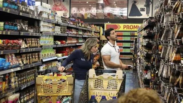 两名美国消费者在超市选购物品。（示意图：路透社）