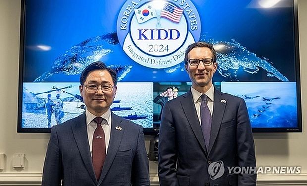 当地时间4月11日，在美国华盛顿，韩国国防部国防政策室室长赵昌来（音，左）和美国国防部印太安全事务助理部长伊利·拉特纳出席韩美联合国防协商机制（KIDD）第24次会议。 （图：韩联社）
