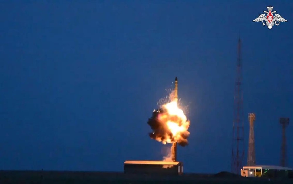 俄罗斯战略导弹部队12日在位于俄西南部的卡普斯京亚尔靶场，成功试射一枚机动陆基洲际弹道导弹。（图：路透社）