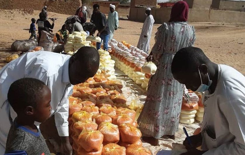 世界粮食计划署及其合作伙伴”世界救济组织“在达尔富尔西部提供紧急食品供应。（图：联合国）