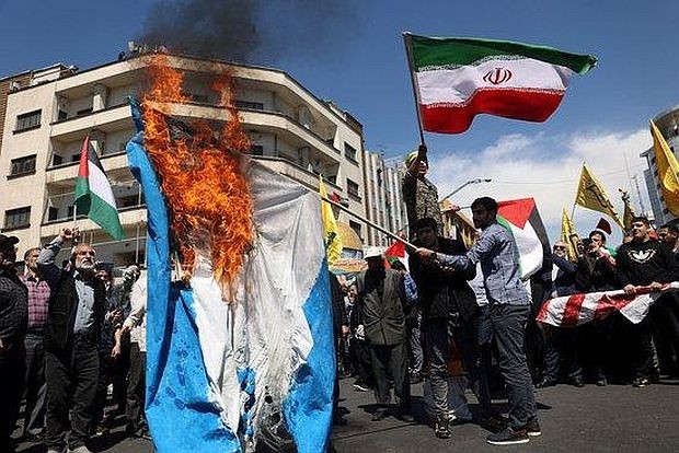 图为 4月5日，伊朗民众在德黑兰举行集会，抗议以色列袭击伊朗驻叙利亚大使馆。（图：路透社）
