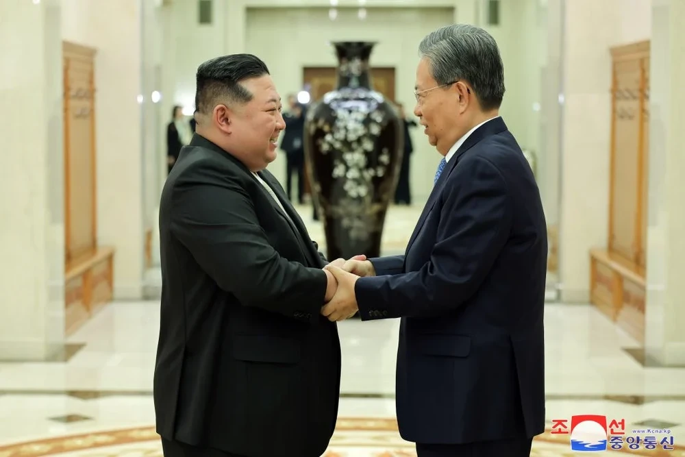 朝鲜领导人金正恩欢迎中国全国人大常委会委员长赵乐际。（图：朝中社）。 