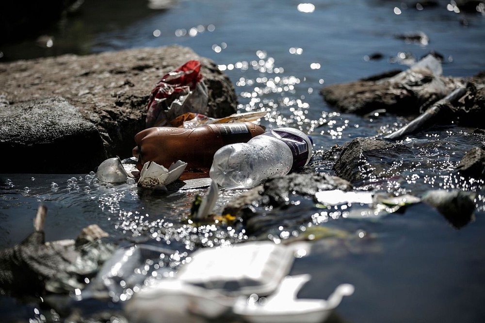 南非尤克斯凯河流经距离发源地几英里的亚历山德拉镇，垃圾随处可见。（图：AFP）