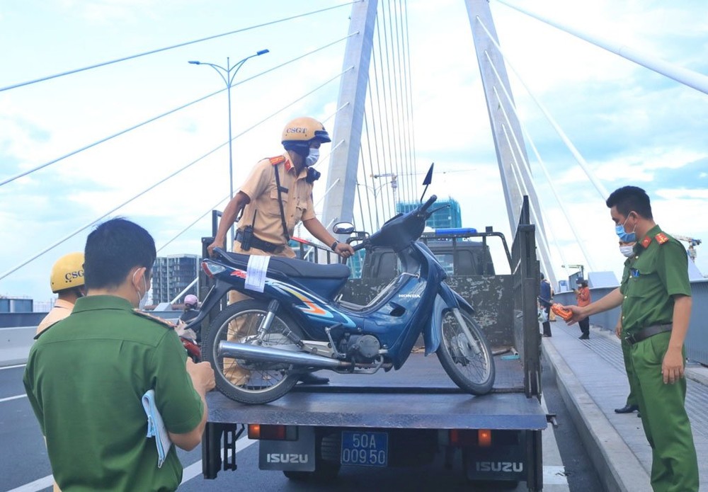 交警拘留停在桥上的摩托车。