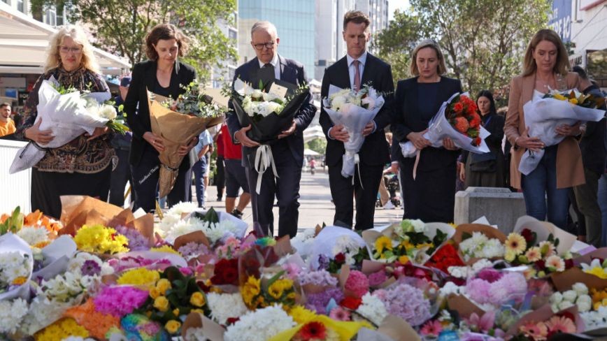 2024年4月14日，澳大利亚总理阿尔巴尼斯等多名政界人士到发生持刀袭击事件的Westfield Bondi购物中心献花悼念死难者。