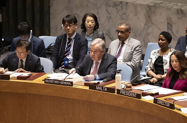 联合国秘书长古特雷斯(前中)在安理会就伊朗袭击以色列举行的紧急会议上讲话。（图：新华社）