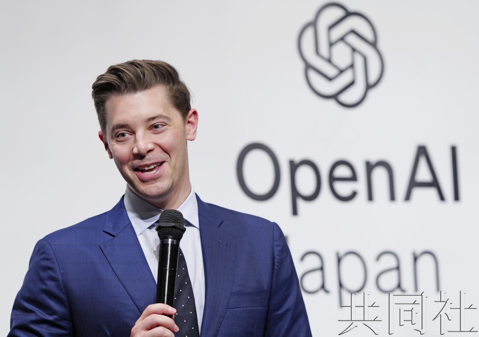 4月15日下午，OpenAI首席运营官（COO）布拉德･莱特卡普在东京召开记者会。（图：共同社）