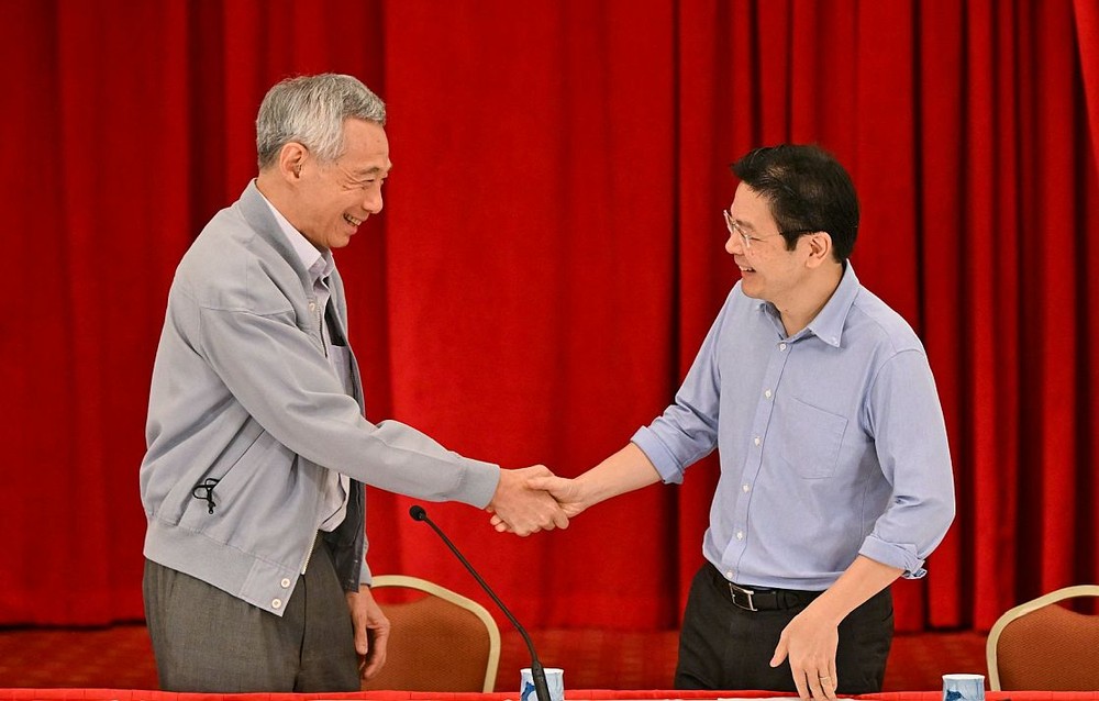 李显龙与黄循财互相握手致意。（图：Getty Images）
