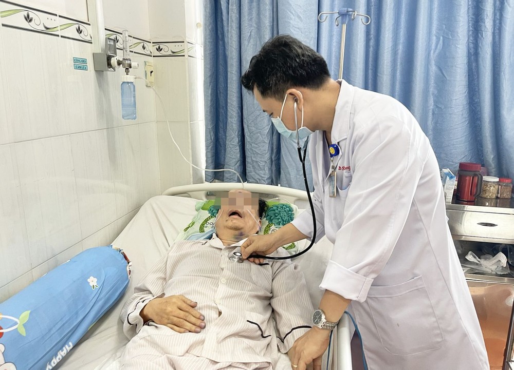 热带病医院Ａ内科副主任武张贵医生给一名因水痘引致脑炎及肺炎等併发症的高龄病人诊治。