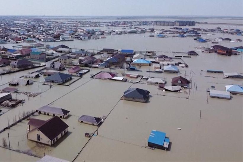 接近哈萨克斯坦的俄罗斯南部重灾区奥伦堡，来势汹汹的洪水令所到之处一片狼藉。（图：互联网）