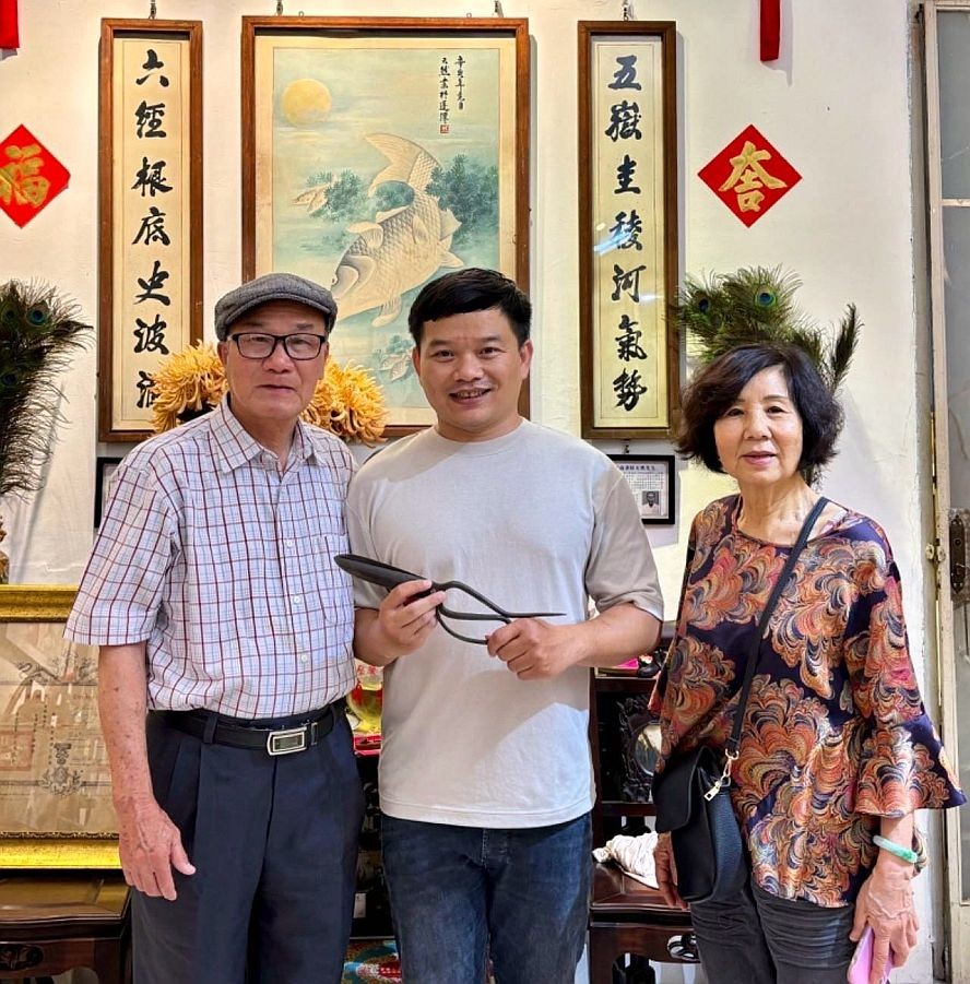 华人越侨何奇夫妇向作者赠送从美国带回来的百年剪刀。