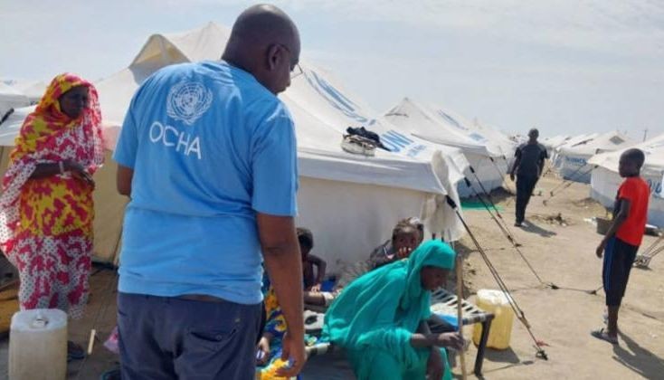 联合国人道主义工作人员与苏丹达尔富尔的境内流离失所者在一起。（图：联合国）
