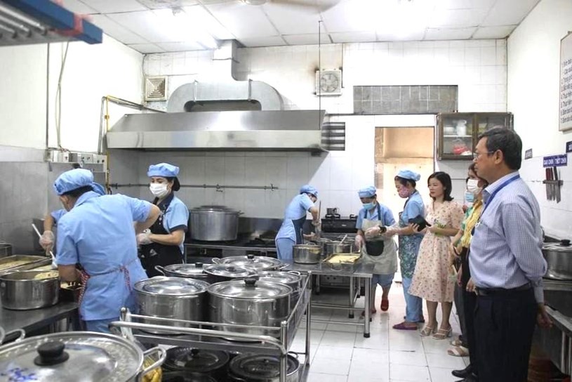 检查团突检一所小学的食堂厨房。（图：PLO）