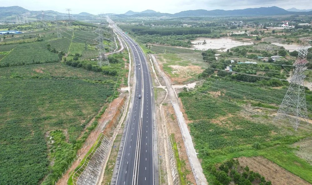 嘉义-真城高速公路属于北-南高速公路线西面的路段，是重要的交通主轴，把西原地区与南部东区、南部西区各省市和胡志明市连接一起。（示意图：垂杨）