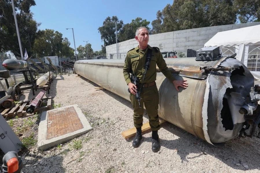 在以色列南部城市马拉基市附近的朱利斯军事基地，以色列军方发言人哈加里少将周二带领媒体，参观一枚伊朗上周发射的弹道导弹残骸。（图：AFP）