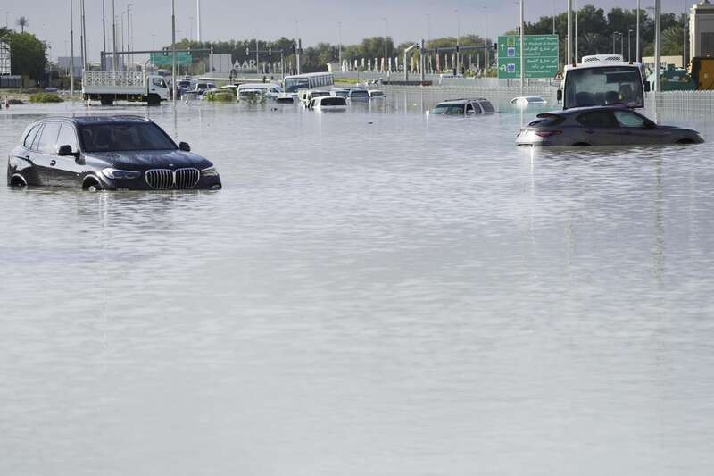 当地时间4月17日，阿联酋迪拜，洪水淹没了一条主要道路，车辆被浸泡在洪水中。（图：互联网）