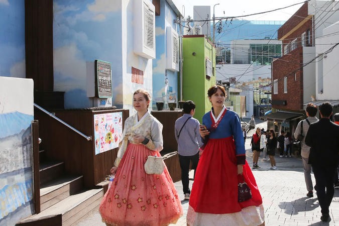 2023年11月9日，游客在韩国釜山市的甘川文化村游玩。（图：新华社）