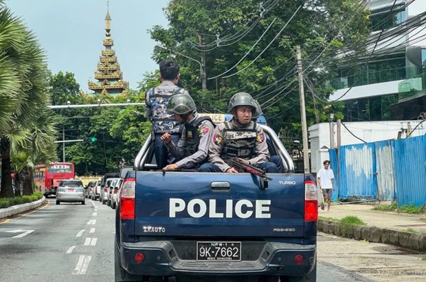 缅甸警察在首都仰光街头上巡逻。（图：越通社）