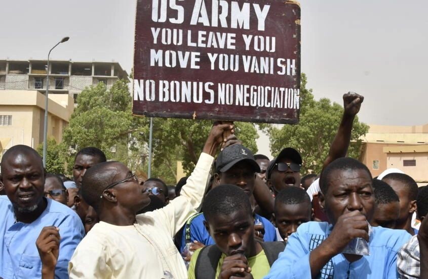 2024年4月13日，在尼亚美举行的示威活动中，抗议者举着标语，要求美国陆军士兵未经谈判就离开尼日尔。（图：AFP）